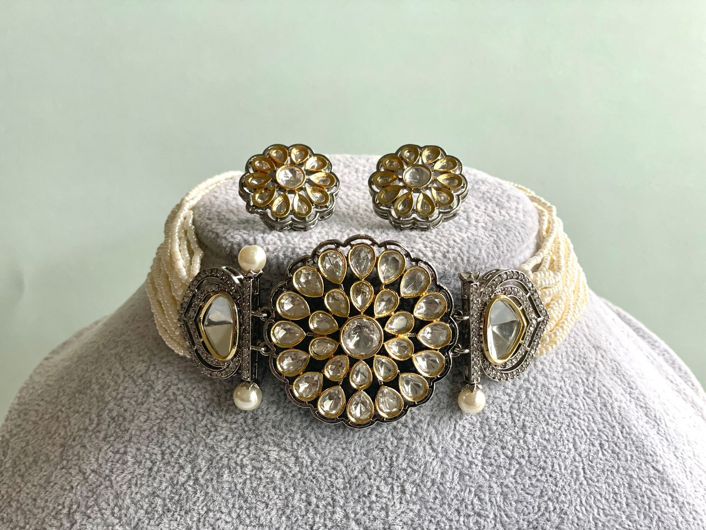 Elegant white victorian set with earrings for special event