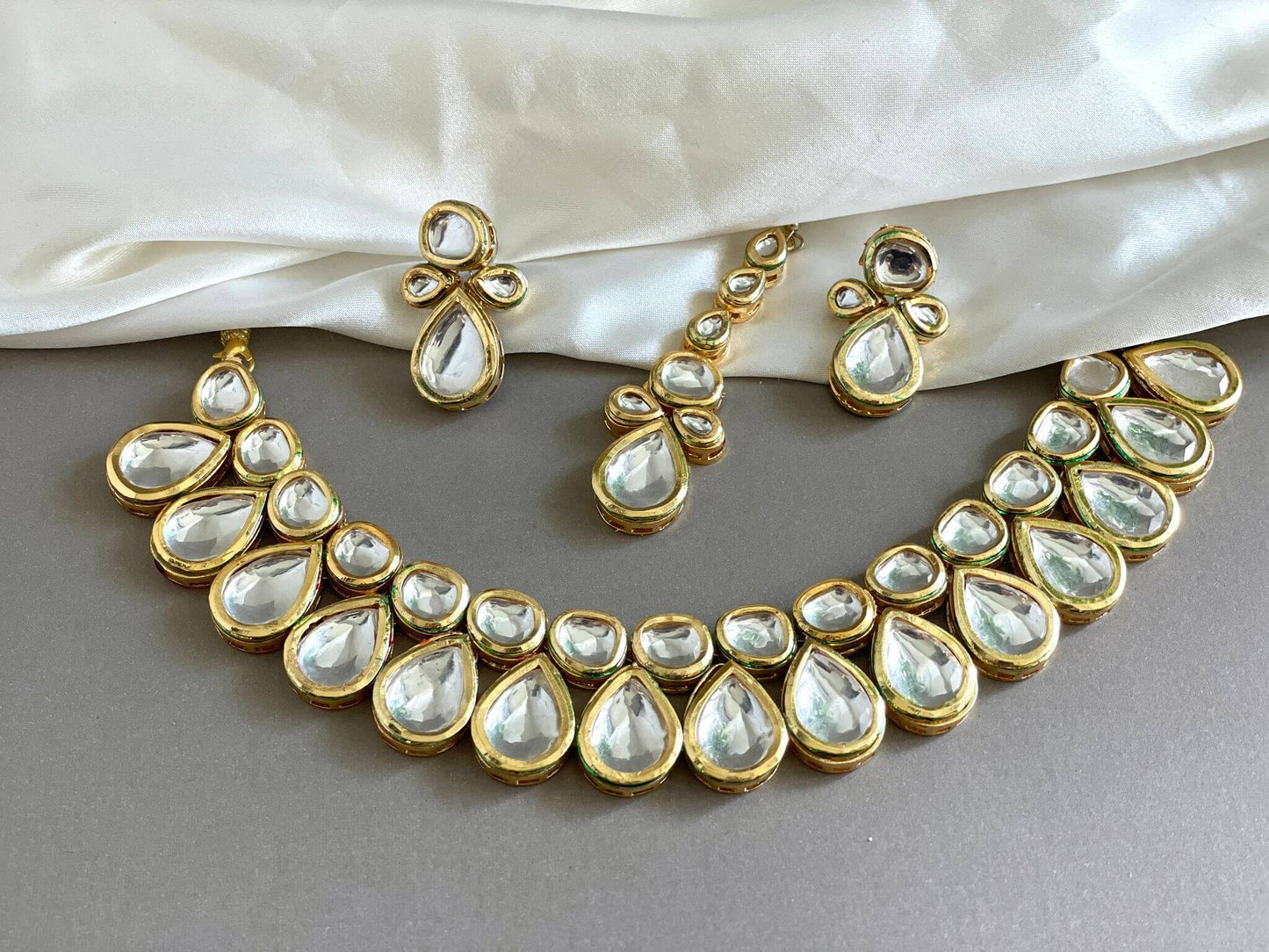 Gold kundan choker with earrings