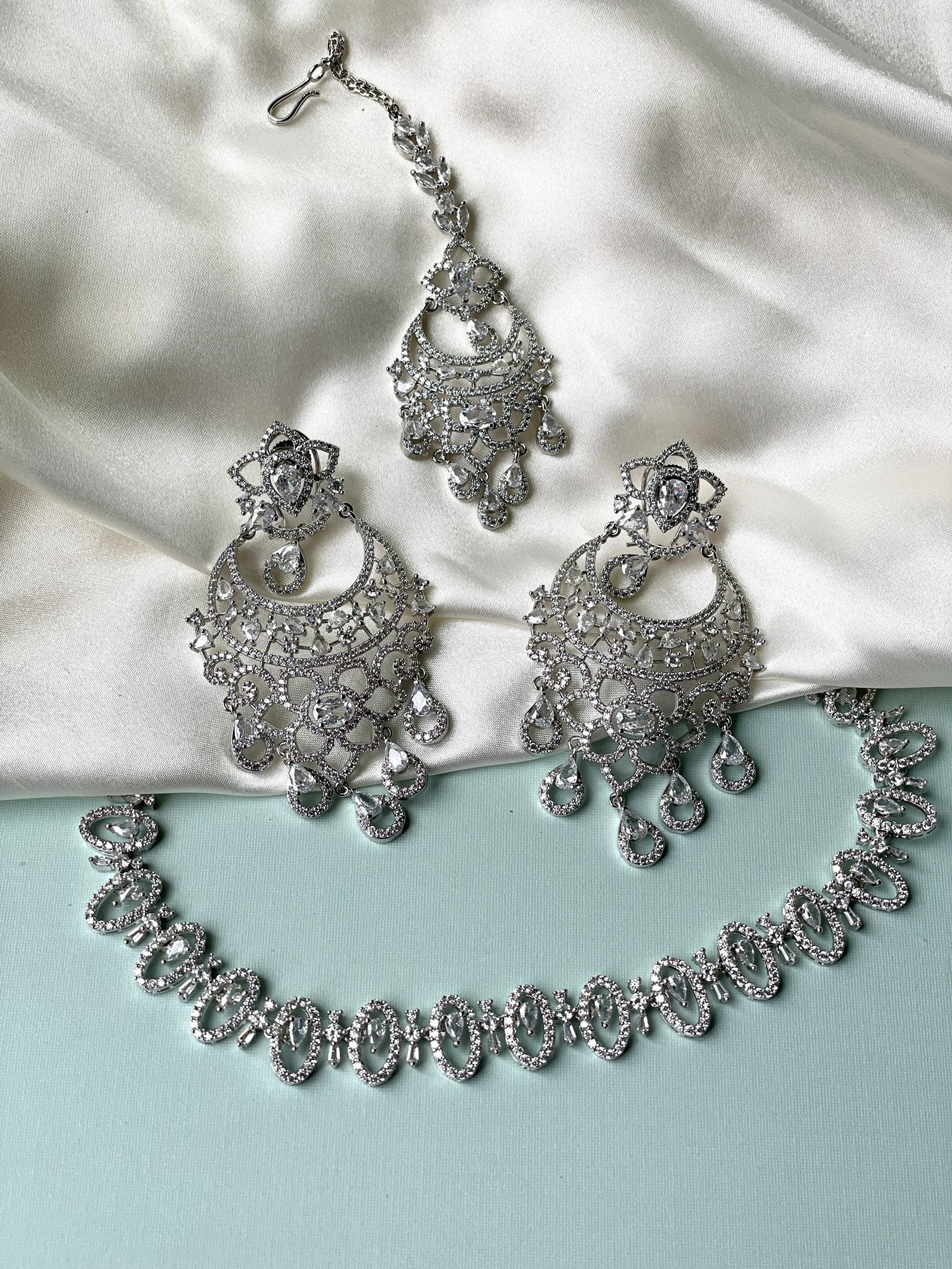 Elegant silver necklace with earrings