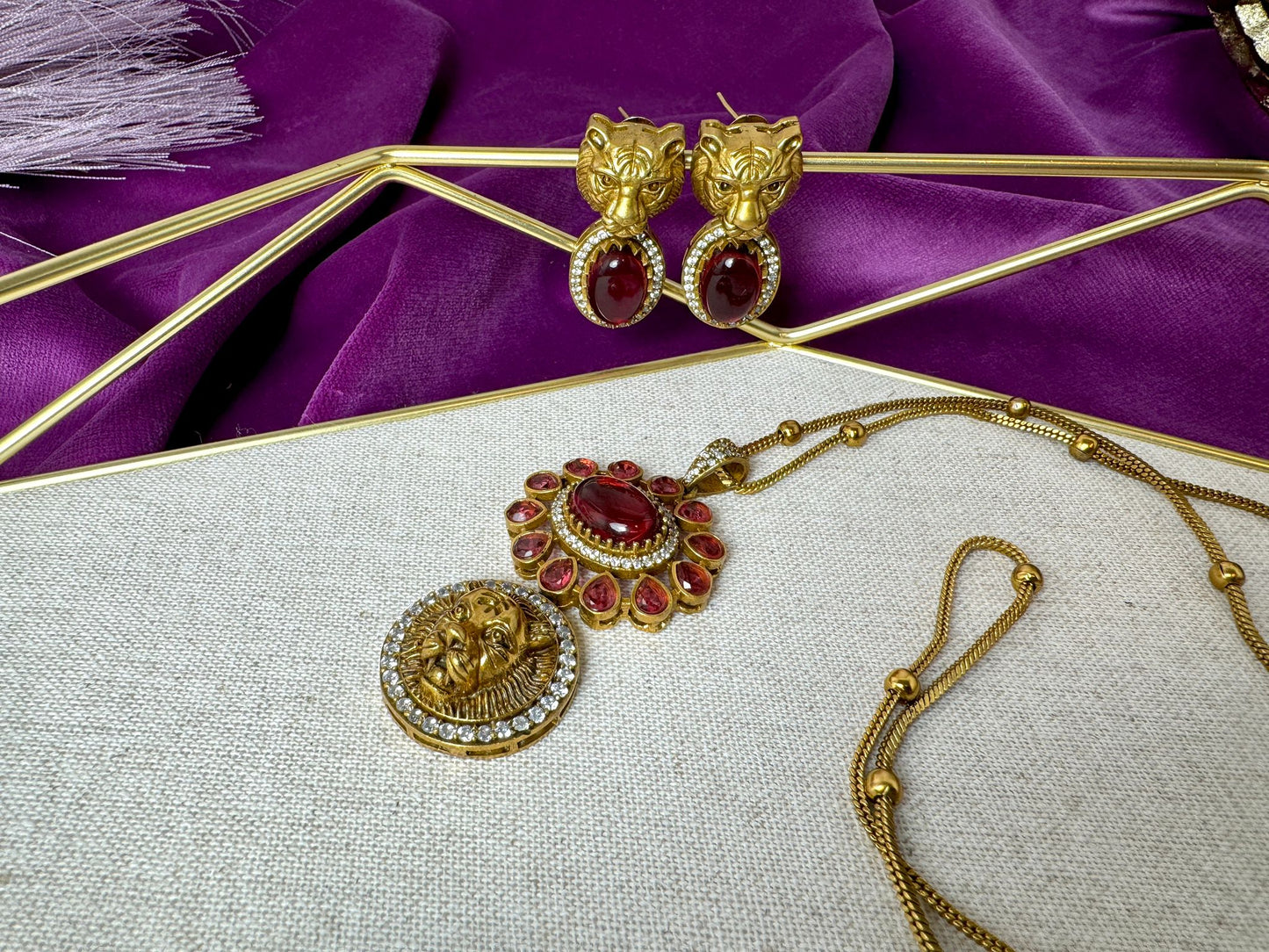 Red Lion Chain Pendant- Roar 1004
