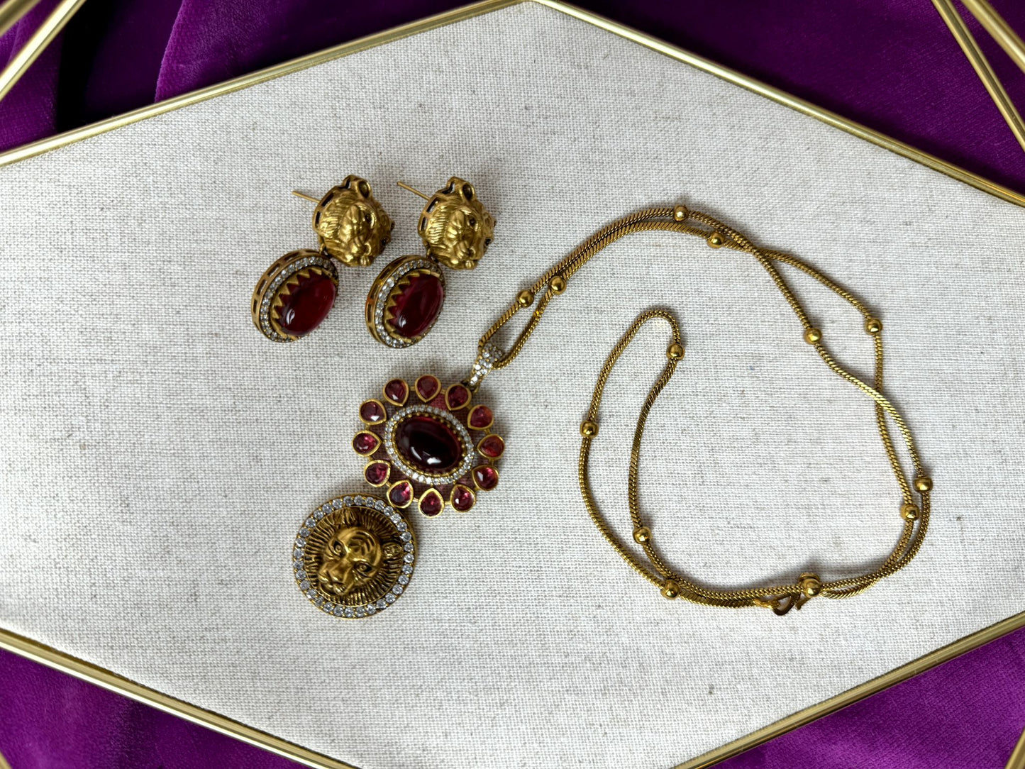 Red Lion Chain Pendant- Roar 1004