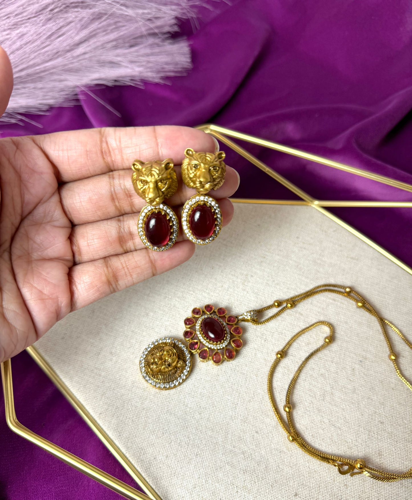 Elegant red pendant with pair of earrings