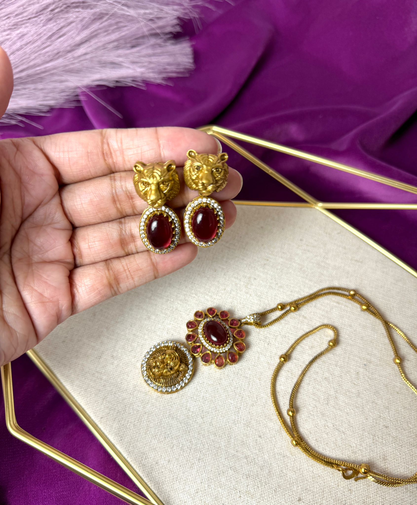 Elegant red pendant with pair of earrings