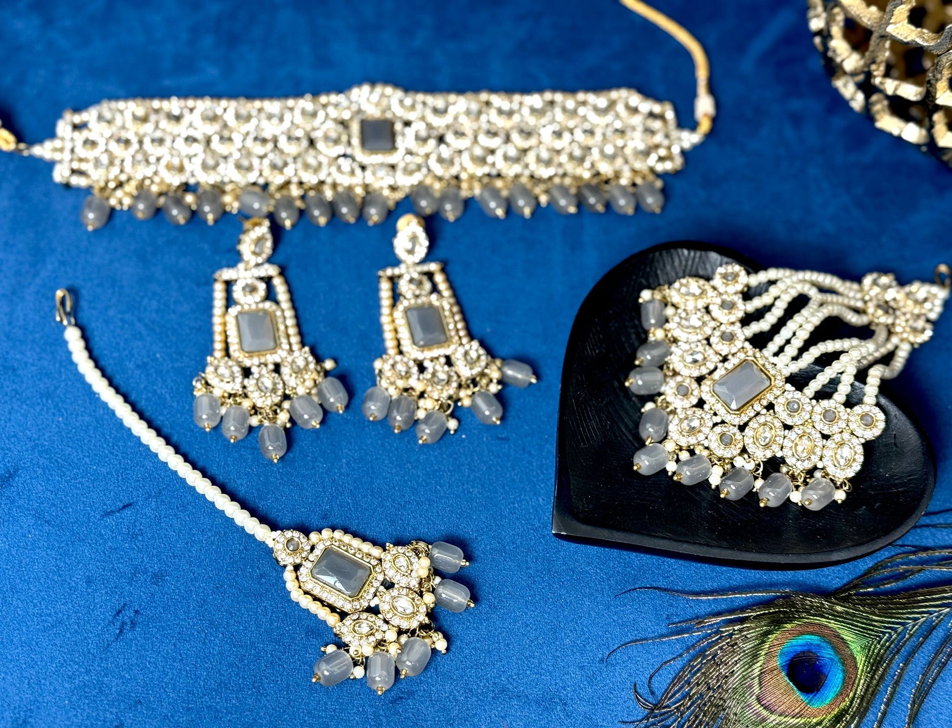 A beautiful grey choker set