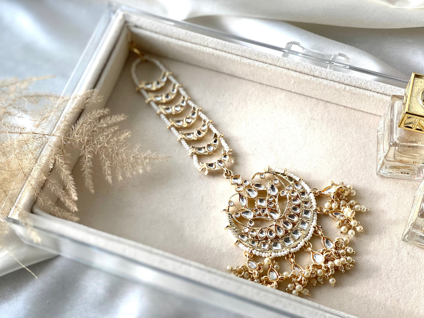 Golden kundan tikka