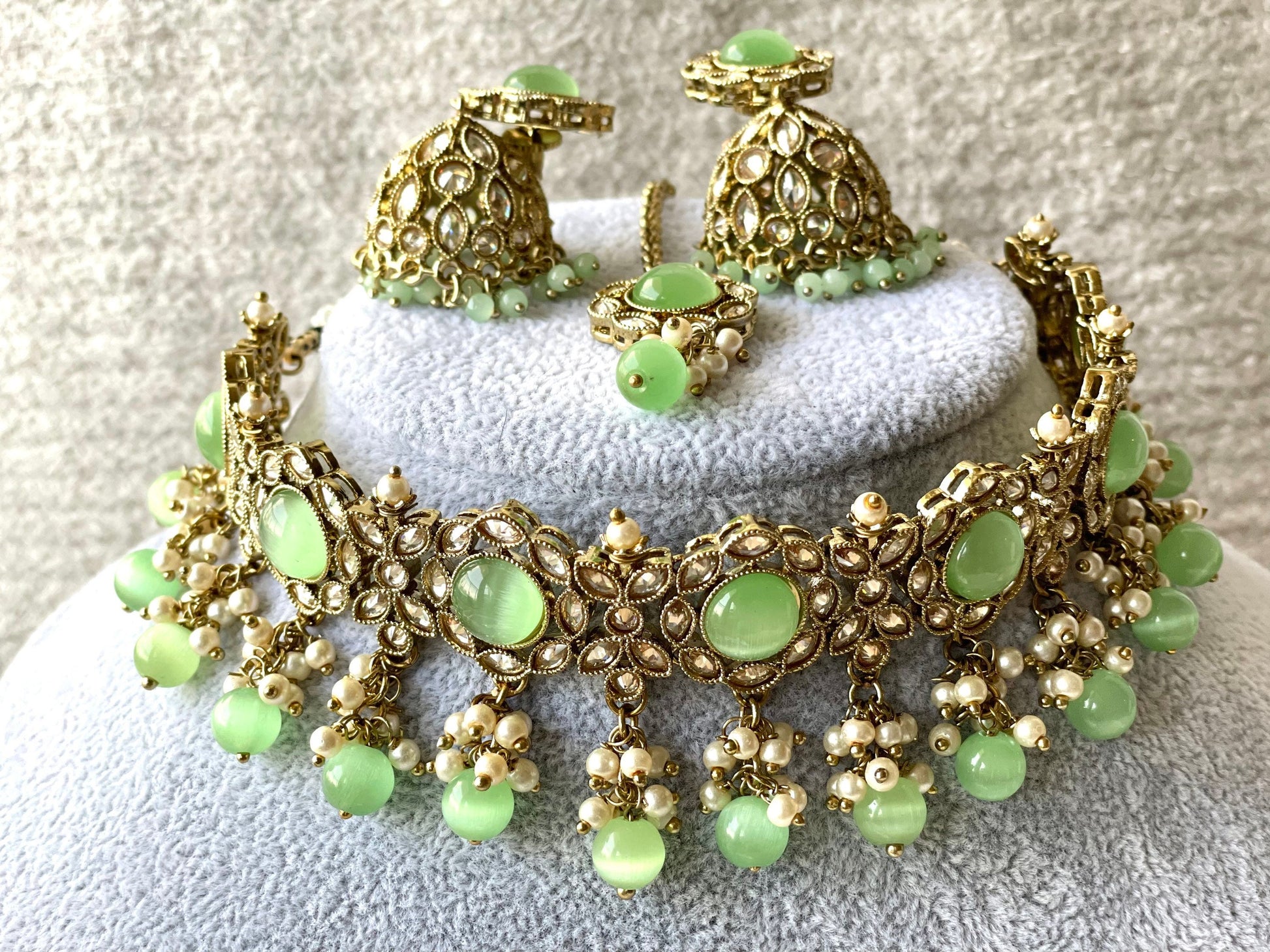 Elegant mint green choker set