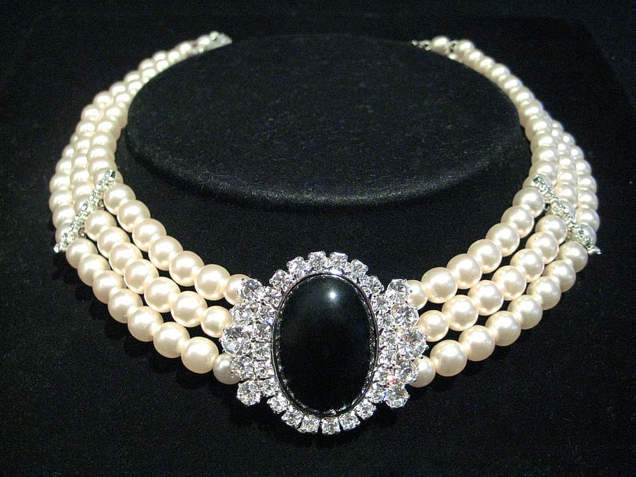 Pearl choker necklace