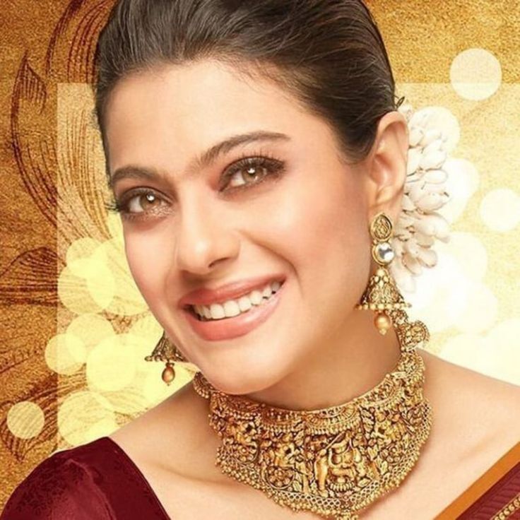 Kajol smiling and wear Indian jewellery