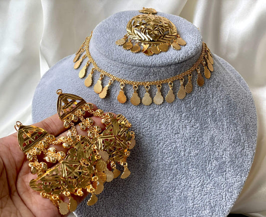 Elegant gold necklace with earrings