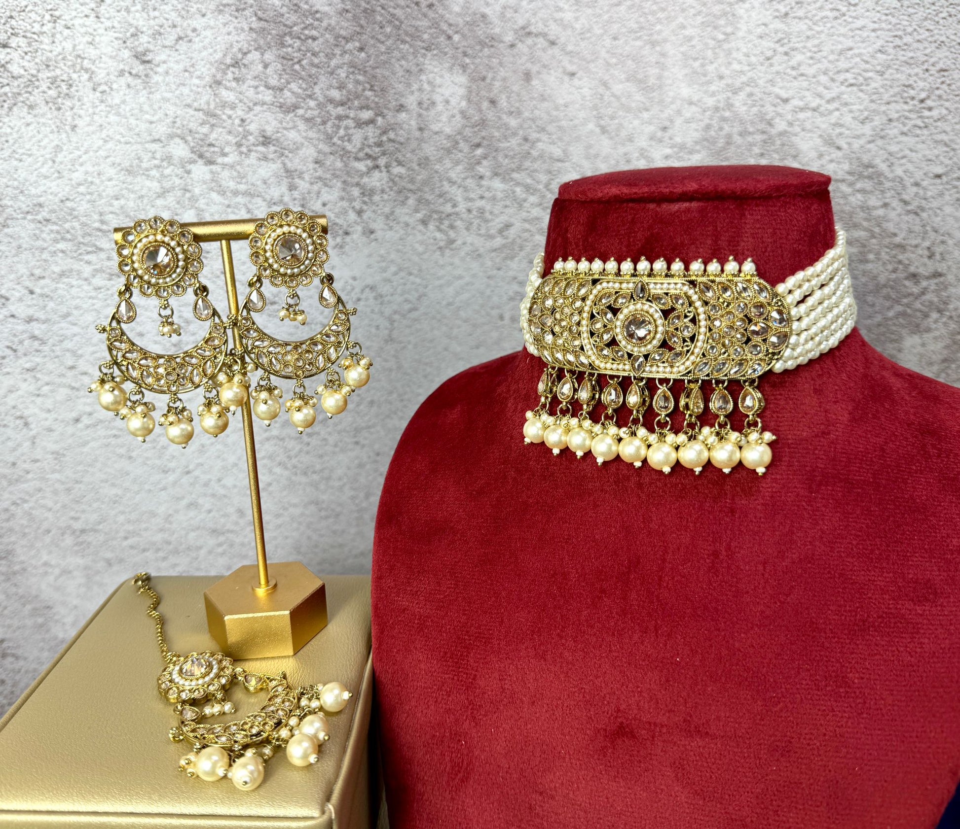 Sophisticated pearl and gold jewelry set