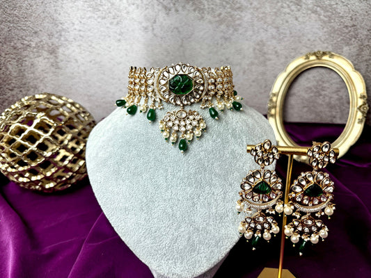 Beautiful emarald green necklace set