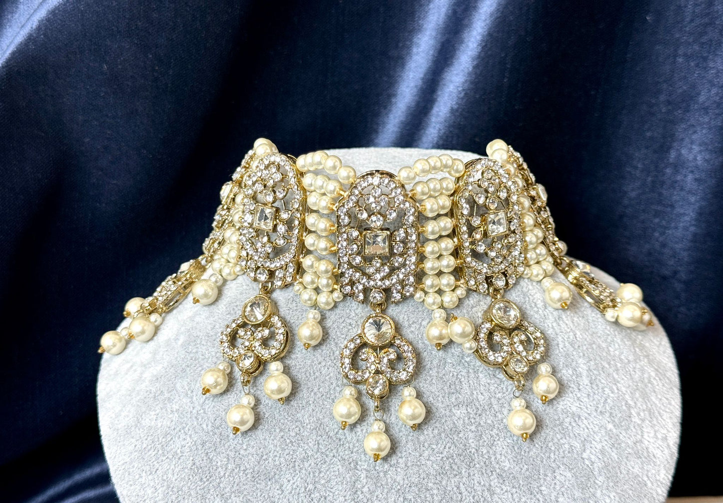 Elegant gold and white pearl choker