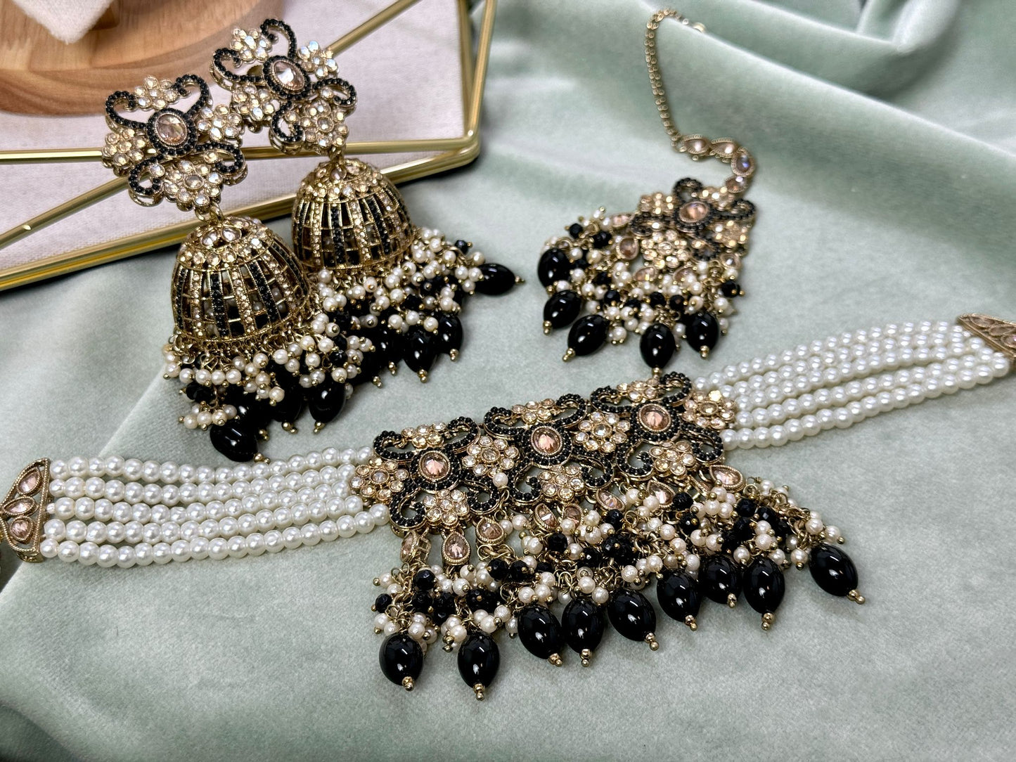 Elegant Black Pearl Choker Necklace 