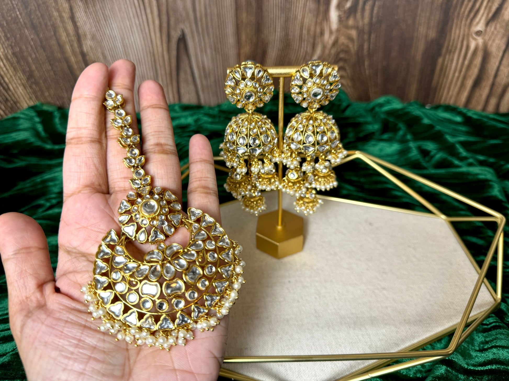 Elegant Gold Kundan Tikka Set - Traditional Indian Jewelry