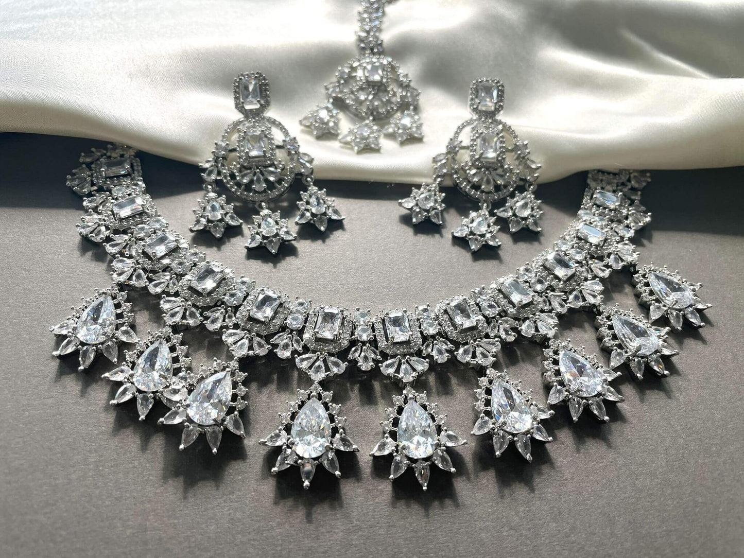 Elegant Giana set with pair of earrings and tikka set