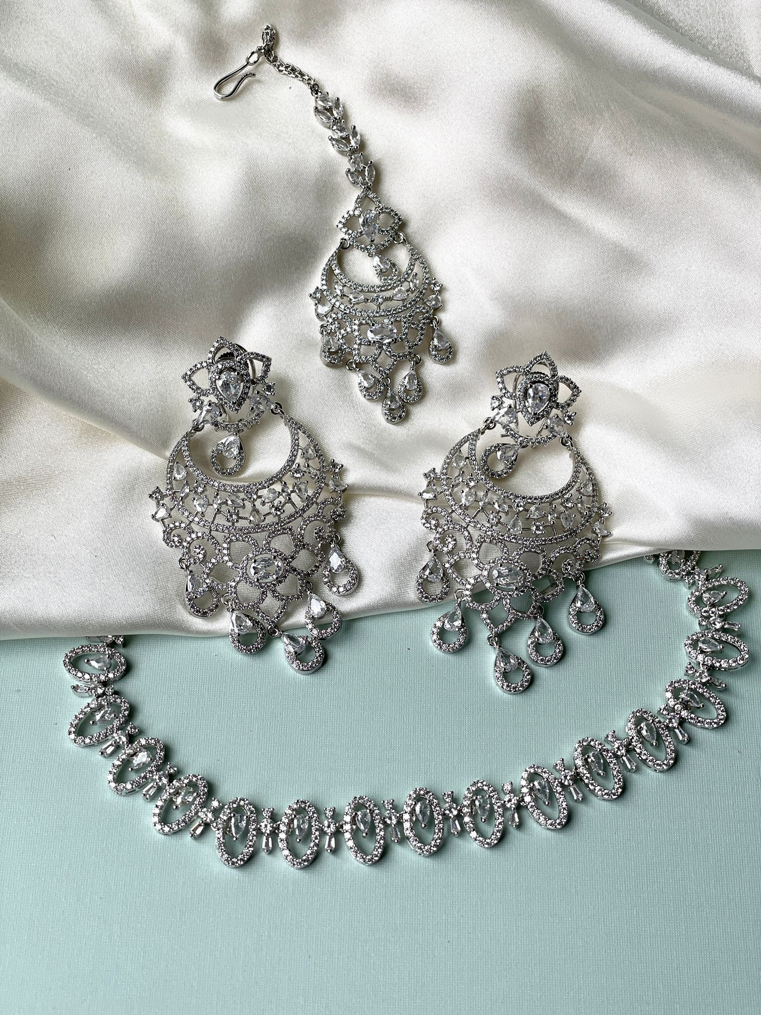Elegant silver necklace with earrings 