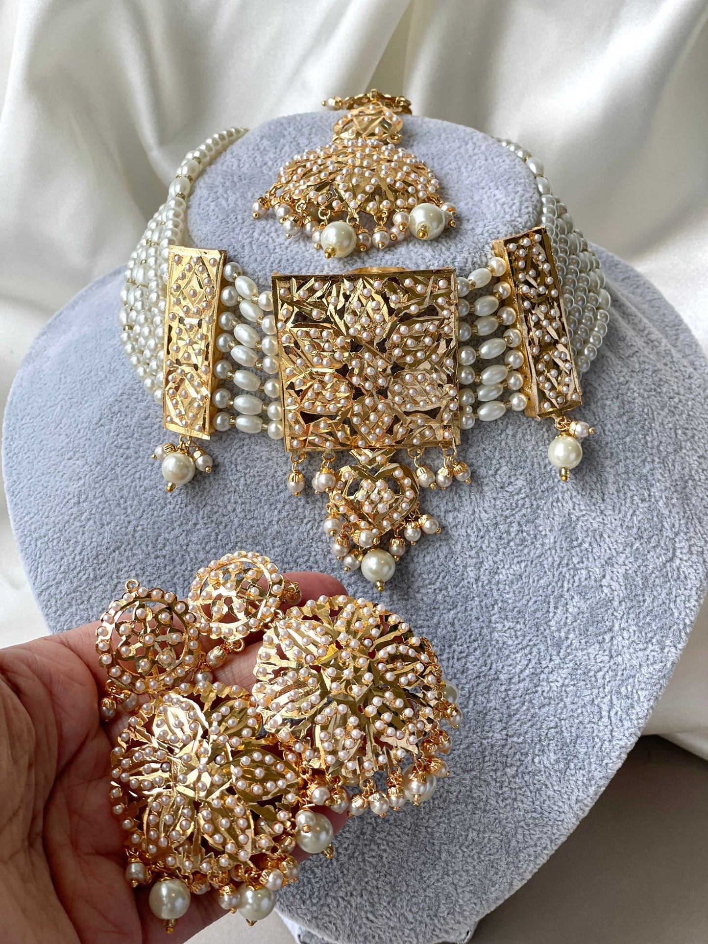 Traditional Gold Jadau Jewelry Set with Lustrous Pearls