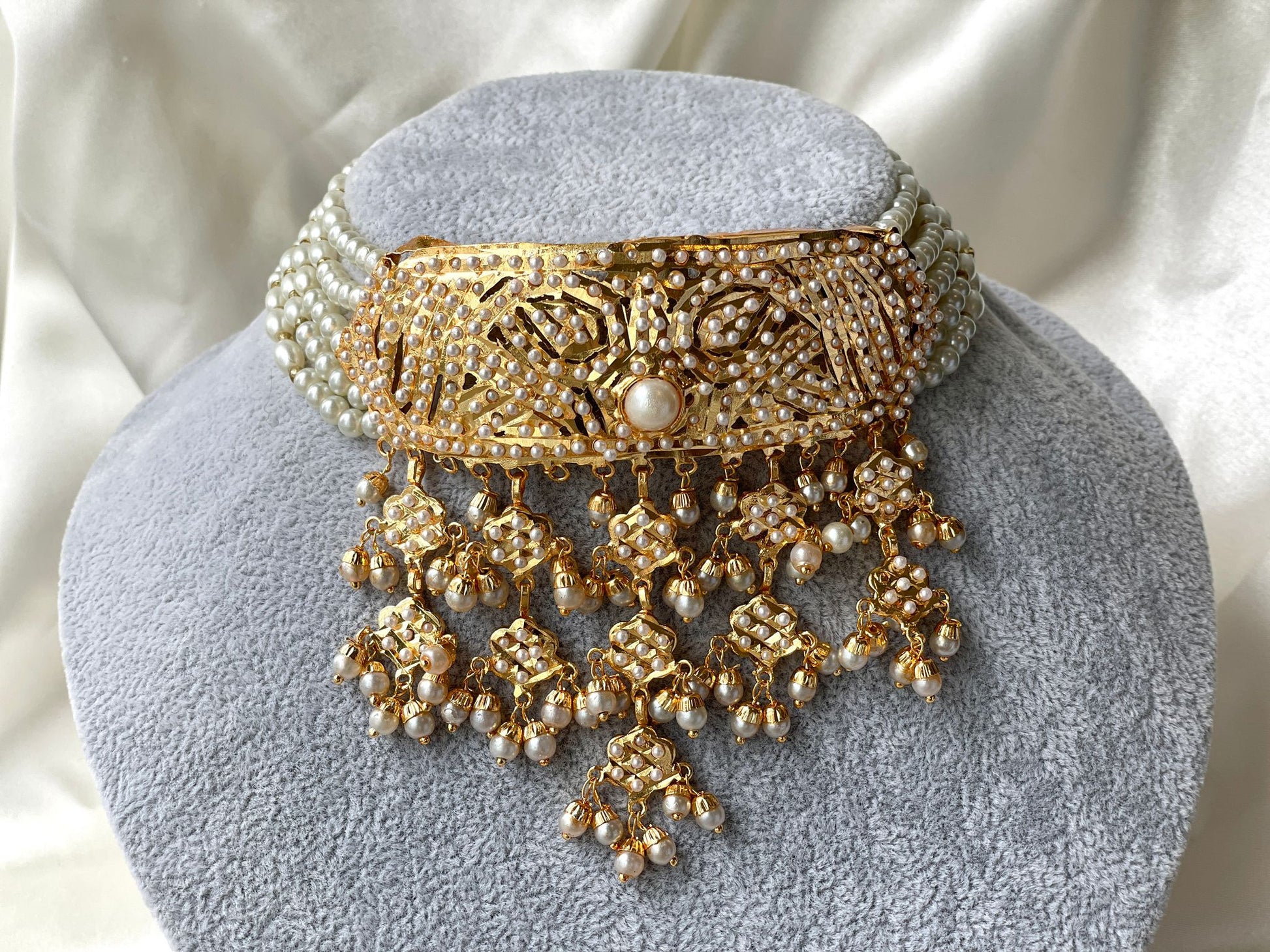 Elegant gold jadau jewellery