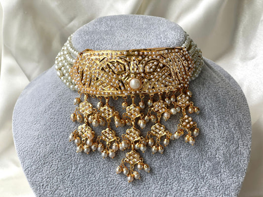 Elegant gold jadau jewellery