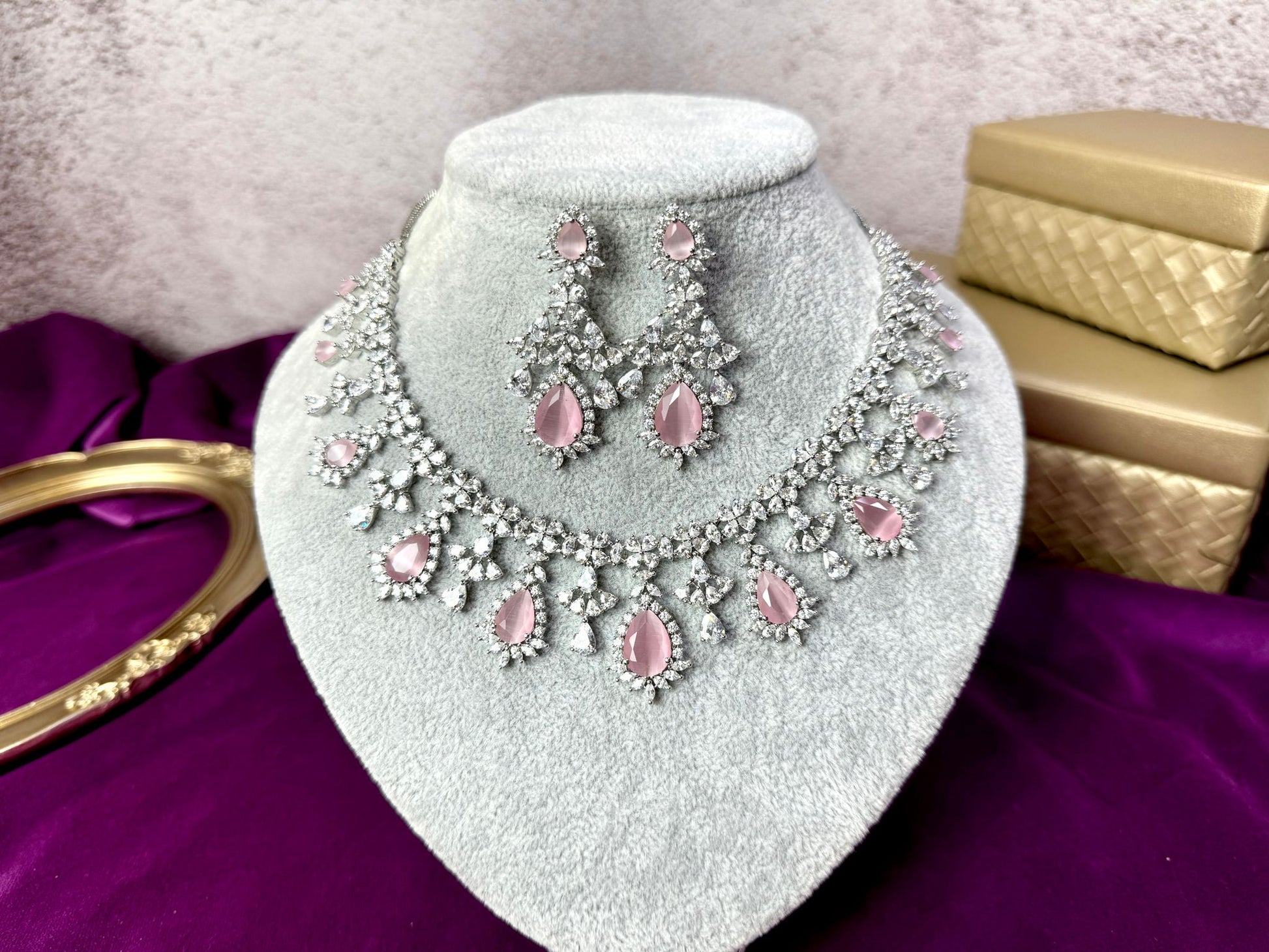 Chic Silver Jewelry Set Featuring Stunning Baby pink Accents