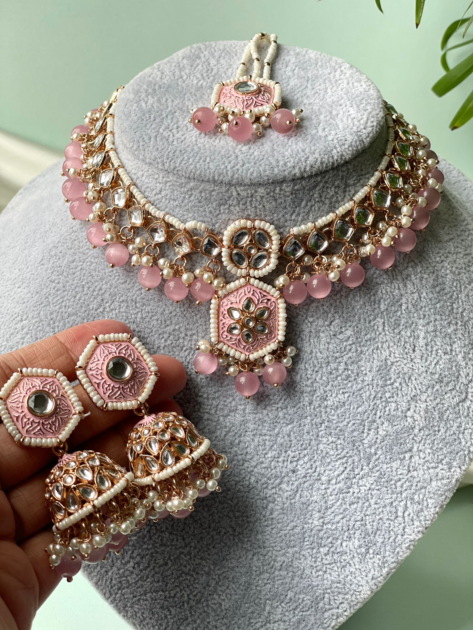 Elegant pink necklace with earrings 