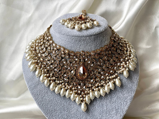 Bridal gold necklace with earrings