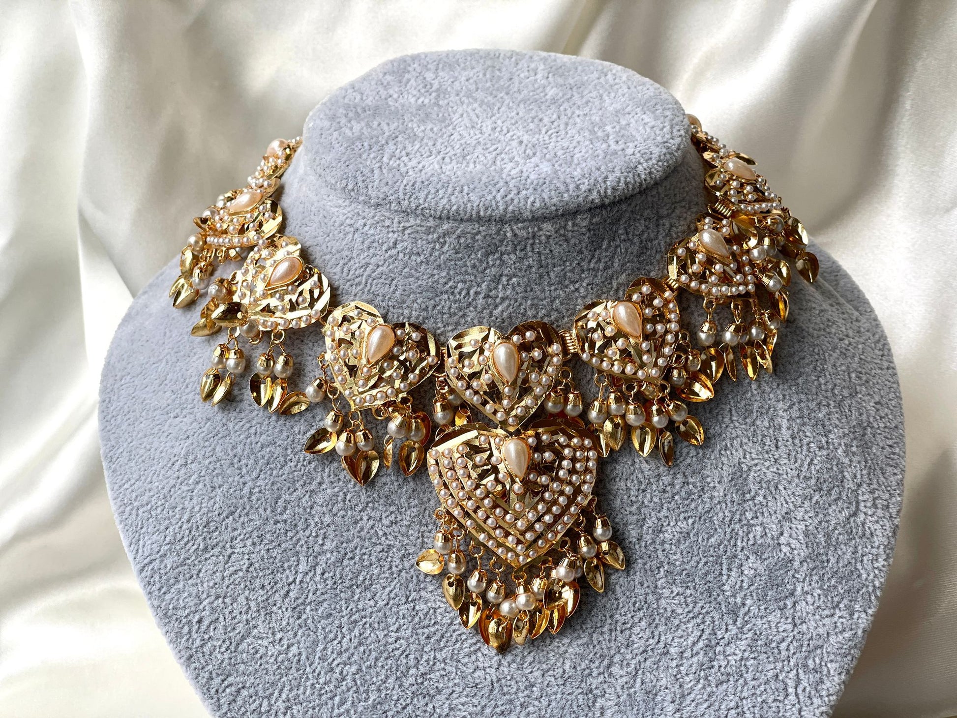 Elegant gold necklace 