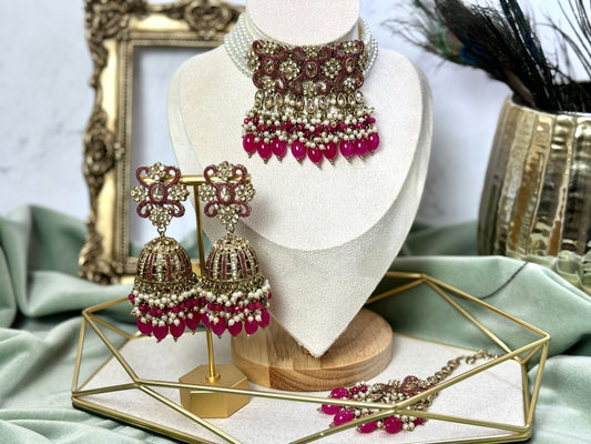 Elegant pearl choker with earrings