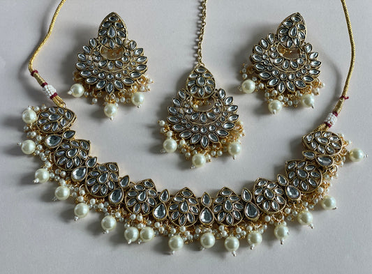 Beautifull Ariya set with earrings and tikka set