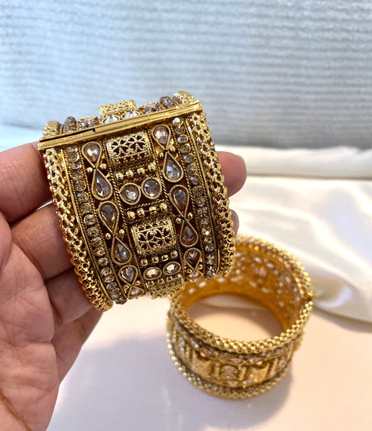Elegant Gold Bangle with Intricate Design